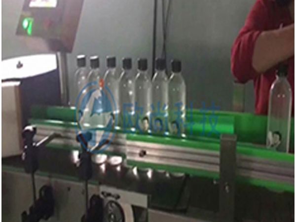 （視頻）自動灌裝、擰蓋高速貼標機
